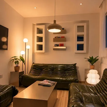 Refined Retreat - Flat With Pool Table Apartment *